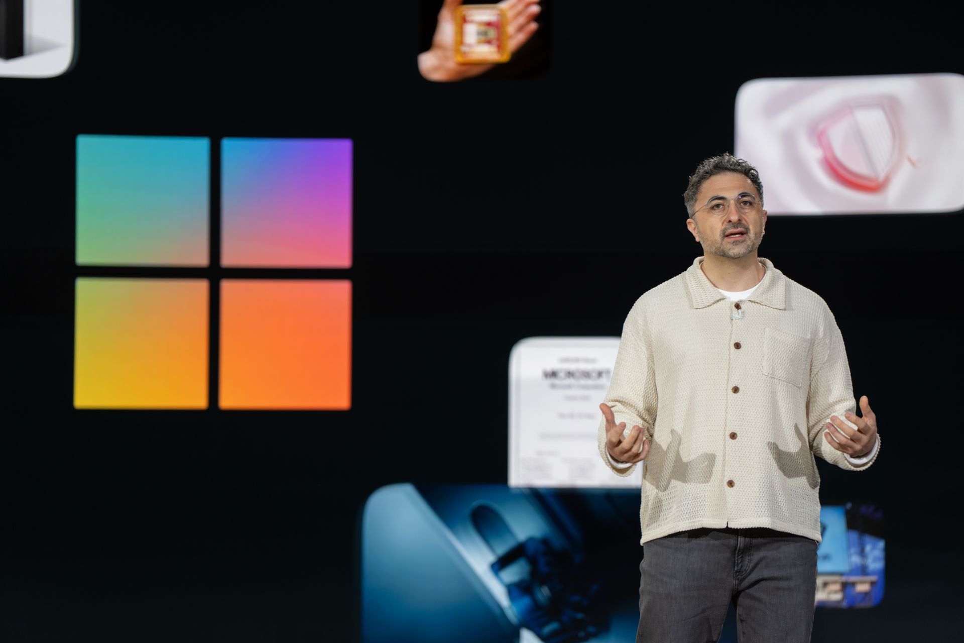 מוסטפא סוליימן, מנכ״ל Microsoft AI, על בימת אירוע מיקרוסופט